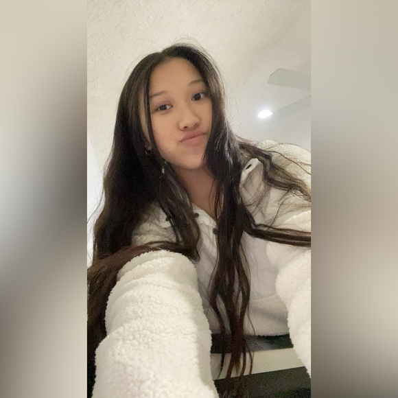 Meet your Posher, Hillary - Picture 2 of 3